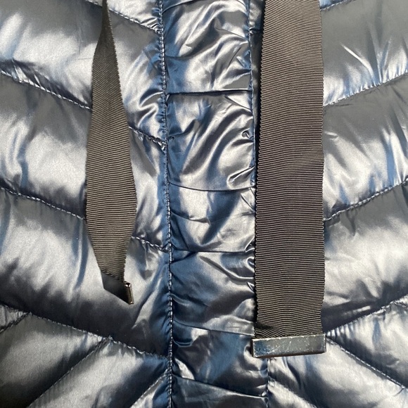 T Tahari Women's Blue Long Puffer Jacket Down-Filled Lightweight size Small - Picture 4 of 10